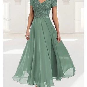 Chic Green Maxi Dress with Lace Detail